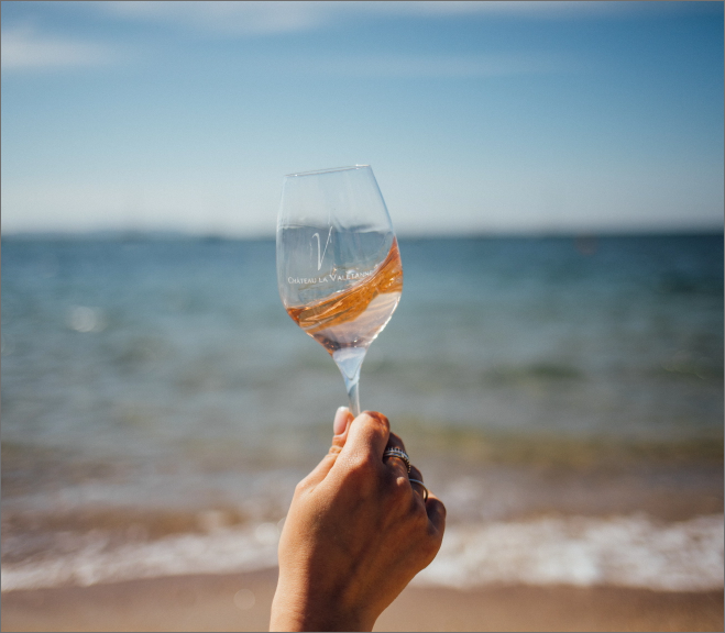verre de vin présenté de façon élégante